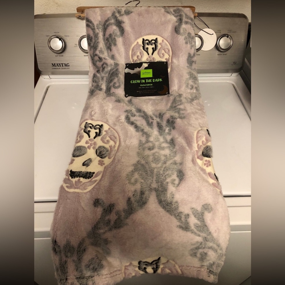 Glow in the dark Halloween skull blanket NWT